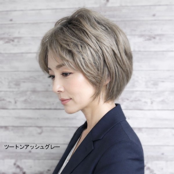 画像12: ミセスマッシュボブウィッグ｜前下がりカットで女性らしさとラフさを両立・グレーカラーあり (12)